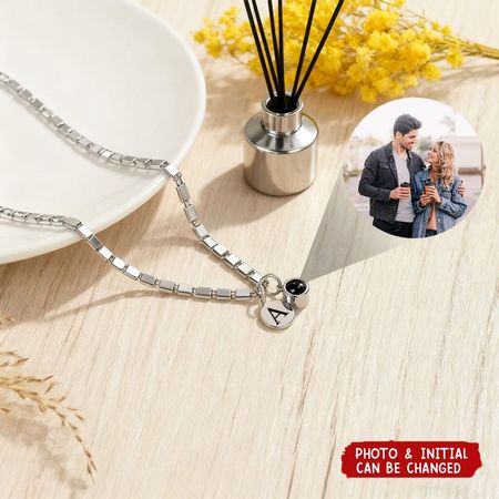 Personalisierte Halskette mit gravierter Initialenscheibe und Fotoprojektion – Geschenk zum Geburtstag oder Jahrestag für Frauen