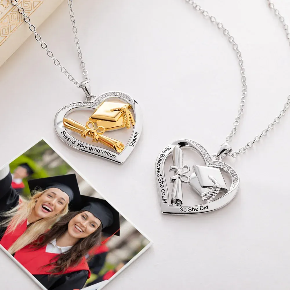 Personal isierte herzförmige Graduation Cap Scroll Halskette mit Zirkon und graviert Text Graduation Geschenk für Absolventen Frauen
