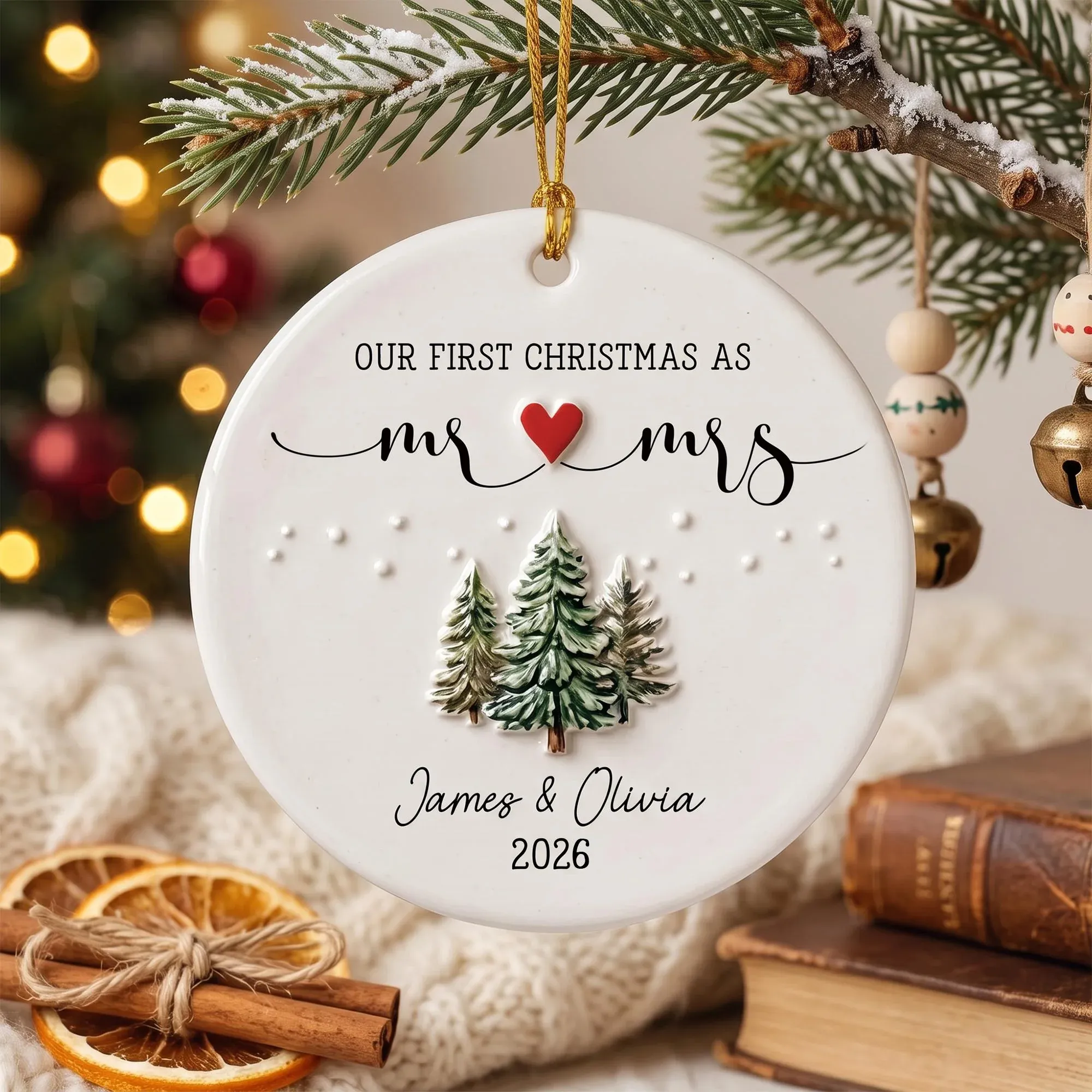Gepersonaliseerd Kerstornament Eerste Kerst als Mr & Mrs – Keramische Kerstboomhanger met Namen en Jaar, Cadeau voor Pasgetrouwden