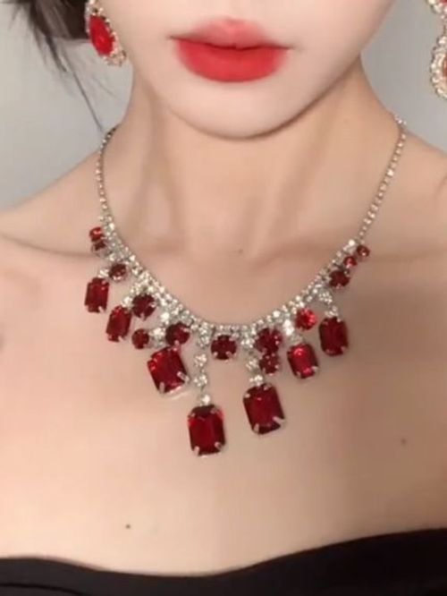 This drop-shaped diamond necklace, featuring ultra-sparkling diamonds, epitomizes luxury around your neck.  Double-cut diamond droplets, double the sparkle! This necklace will make you the center of attention.