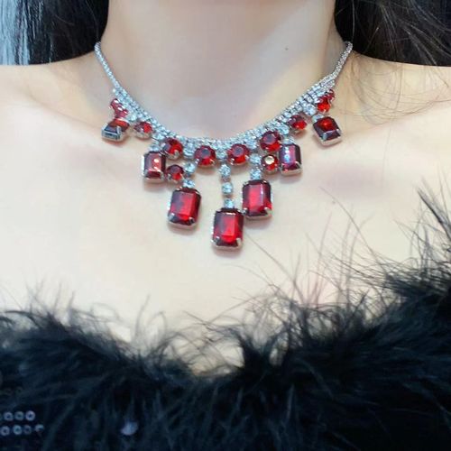 This drop-shaped diamond necklace, featuring ultra-sparkling diamonds, epitomizes luxury around your neck.  Double-cut diamond droplets, double the sparkle! This necklace will make you the center of attention.