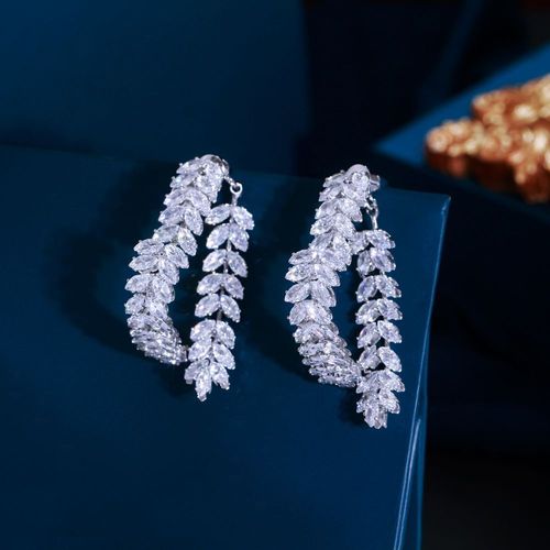 A hymn to the harvest in your ears! Aurora zircon and gilded wheat ears echo each other, swaying lightly and shining with agile light, giving the light luxury earrings artistic beauty and elegant temperament, making them more outstanding for daily wear.