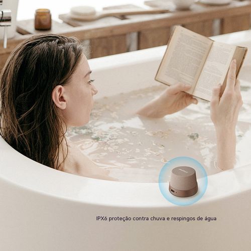 Coluna e também suporte de telemóvel. Com imã na traseira, fixa-se onde quiser. À prova de água de alta resistência, você curte música até no banho.