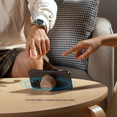 Coluna e também suporte de telemóvel. Com imã na traseira, fixa-se onde quiser. À prova de água de alta resistência, você curte música até no banho.