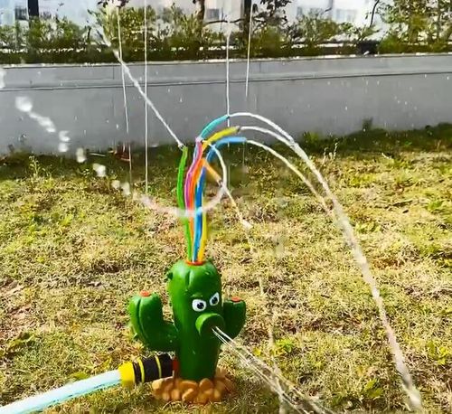 Wacky Wobbling Cactus Sprinkler - Whirling Water Spray & Automatic Swaying for Splashing Garden Fun!