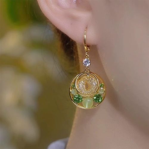 A pair of 2025 new green cat's eye earrings - luxury gold wire mesh clip-on earrings | Stylish, versatile, and elegant statement jewelry with high-end charm.