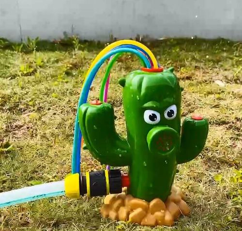 Wacky Wobbling Cactus Sprinkler - Whirling Water Spray & Automatic Swaying for Splashing Garden Fun!