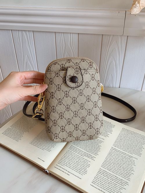 2025 New Khaki Retro Shell Bag Women's Bag - Fashionable Niche Presbyopia Mini Shoulder Bag | Lightweight and Compact Mobile Phone Bag, Retro Charm