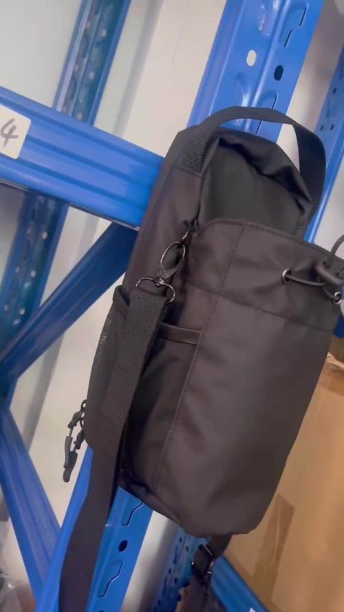 A water bottle bag made of high-strength nylon material, featuring a magnetic suction design and can be carried crossbody.