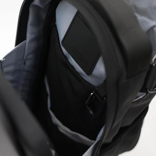 A water bottle bag made of high-strength nylon material, featuring a magnetic suction design and can be carried crossbody.
