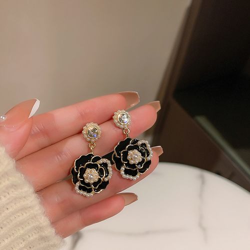 Vintage-inspired high-end flower stud earrings, understated luxury, niche style, versatile women's earrings with tassel design.