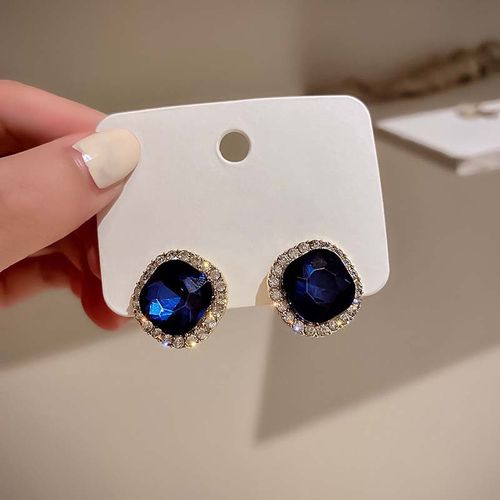 Vintage-inspired high-end flower stud earrings, understated luxury, niche style, versatile women's earrings with tassel design.