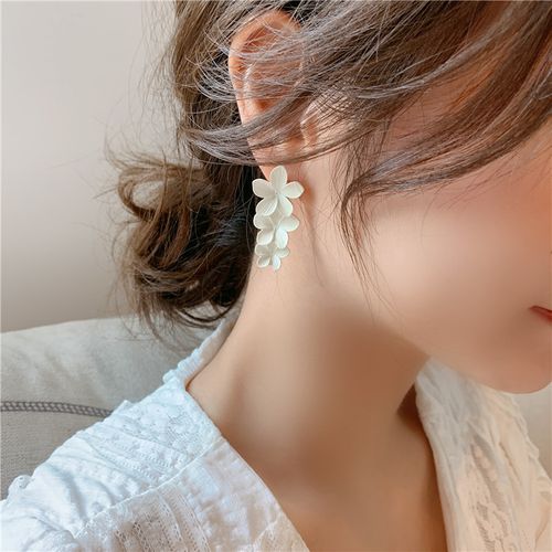Vintage-inspired high-end flower stud earrings, understated luxury, niche style, versatile women's earrings with tassel design.