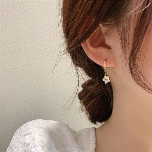 Vintage-inspired high-end flower stud earrings, understated luxury, niche style, versatile women's earrings with tassel design.