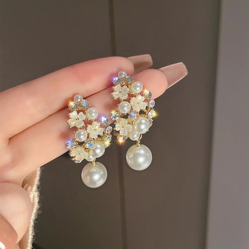 Vintage-inspired high-end flower stud earrings, understated luxury, niche style, versatile women's earrings with tassel design.