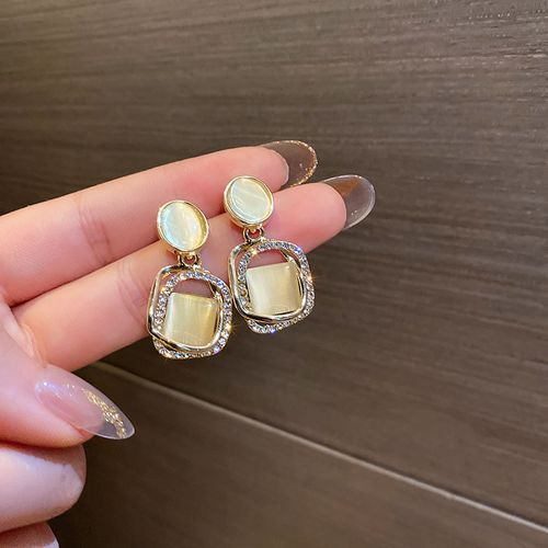 Vintage-inspired high-end flower stud earrings, understated luxury, niche style, versatile women's earrings with tassel design.