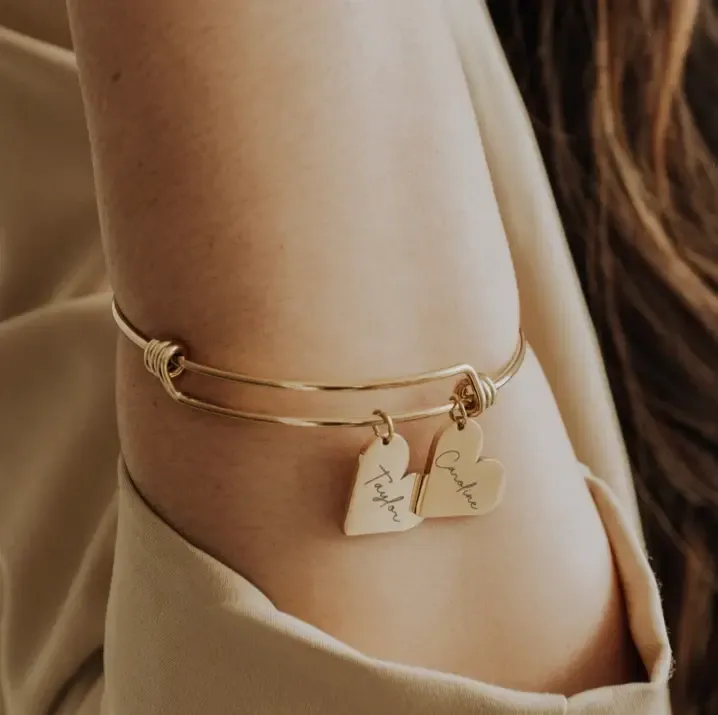 Personalized heart-shaped pendant bracelet, a gift for mom.