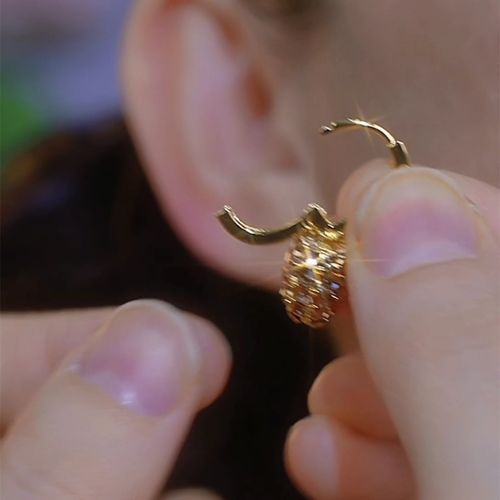 Creative & Personalized New Heart-Shaped Sparkling Cubic Zirconia Hoop Earrings Alloy material, minimalist luxury style, fashionable and versatile