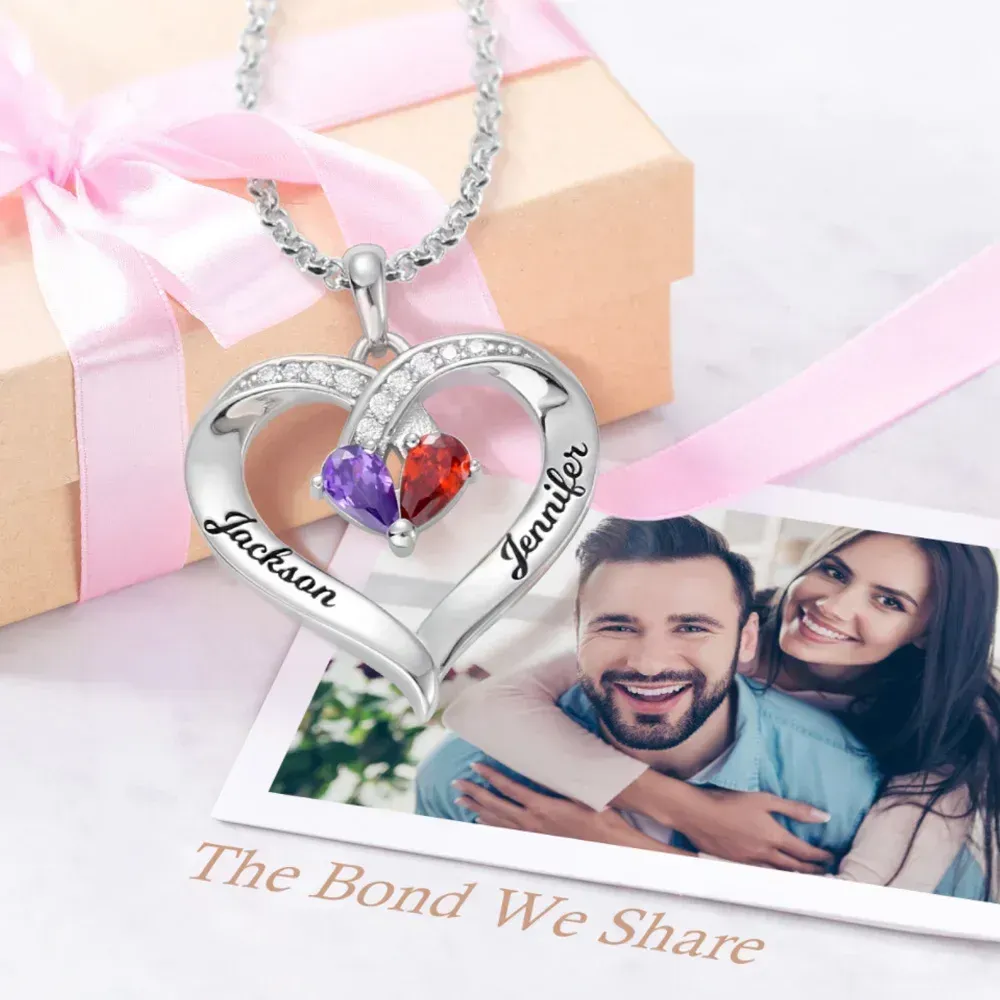 Un collier personnalisé et intemporel avec un pendentif en forme de cœur, serti de deux pierres de naissance et, si désiré, avec une gravure de nom-le cadeau parfait pour la Saint-Valentin pour les femmes.