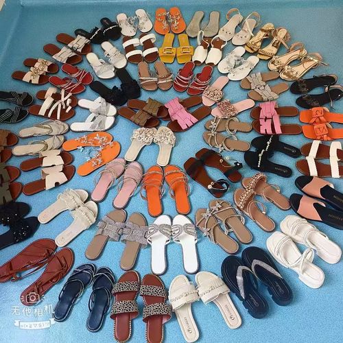 Venda detalhada e confecção personalizada de novas modelos de chinelos femininos de plataforma rasa populares e de moda