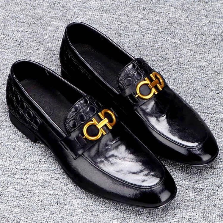 🥿Slide into sophistication! Polished black leather paired with a golden horsebit—like wearing a luxury badge on your foot. It dominates in business meetings yet vibes effortlessly with jeans for weekend chic. The universal key to footwear elegance—step in and feel class in every stride.
