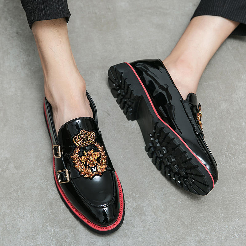 🥿An Artistic Masterpiece in Shoes! Handcrafted  like bee  crown embroidery, glossy leather glows with luxury, while red trim and metal buckles are the finishing touches Stylish with suits, bold with streetwearthey are a silent statement of impeccable taste.