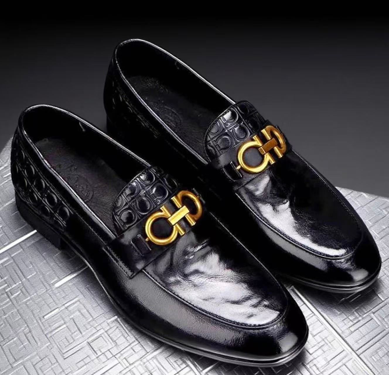 🥿Slide into sophistication! Polished black leather paired with a golden horsebit—like wearing a luxury badge on your foot. It dominates in business meetings yet vibes effortlessly with jeans for weekend chic. The universal key to footwear elegance—step in and feel class in every stride.