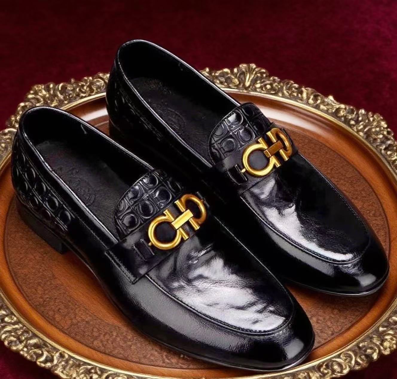 🥿Slide into sophistication! Polished black leather paired with a golden horsebit—like wearing a luxury badge on your foot. It dominates in business meetings yet vibes effortlessly with jeans for weekend chic. The universal key to footwear elegance—step in and feel class in every stride.