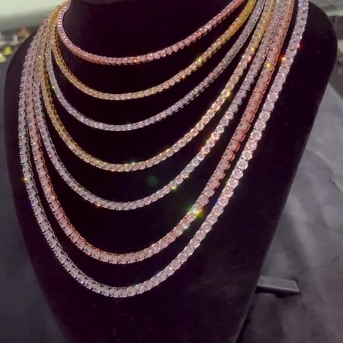 Colar de corrente de tênis cheio de diamantes em cobre com zircônia.
