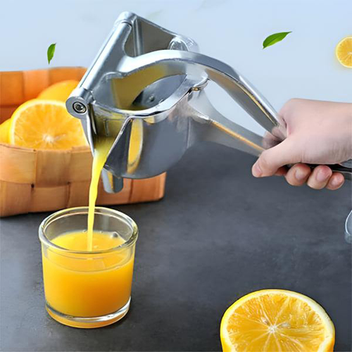 Manual fruit juicer