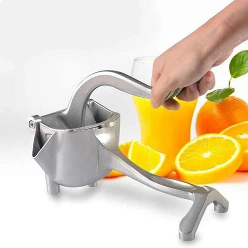 Manual fruit juicer