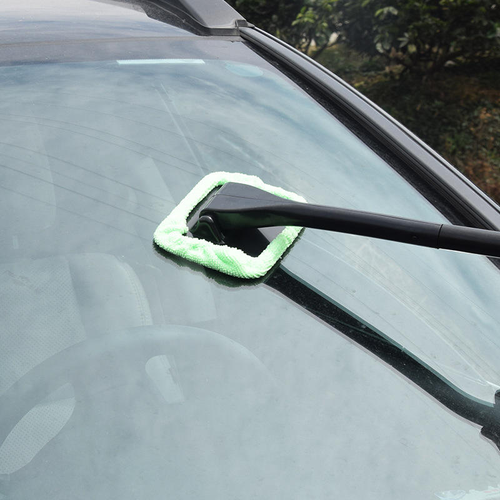 Automotive microfiber window cleaning brush tool 2: Washable and reusable cloth pad head made of durable plastic material.