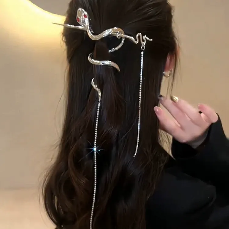 🔥2025 New Entwined Snake Tassel Hairpin｜Dark Chic Meets Oriental Elegance🔥