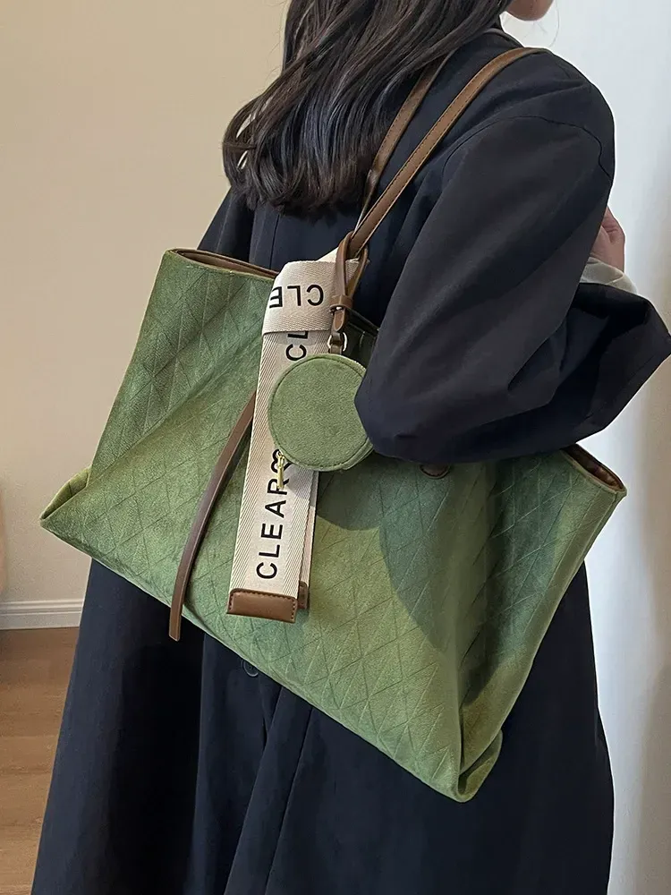 Vintage-Chic & Versatile Tote: A Spacious and Lightweight Shoulder Bag for Modern Women