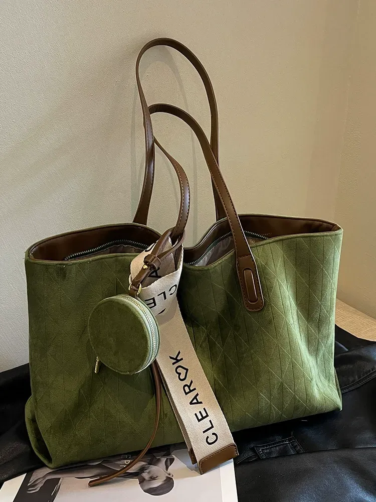 Vintage-Chic & Versatile Tote: A Spacious and Lightweight Shoulder Bag for Modern Women