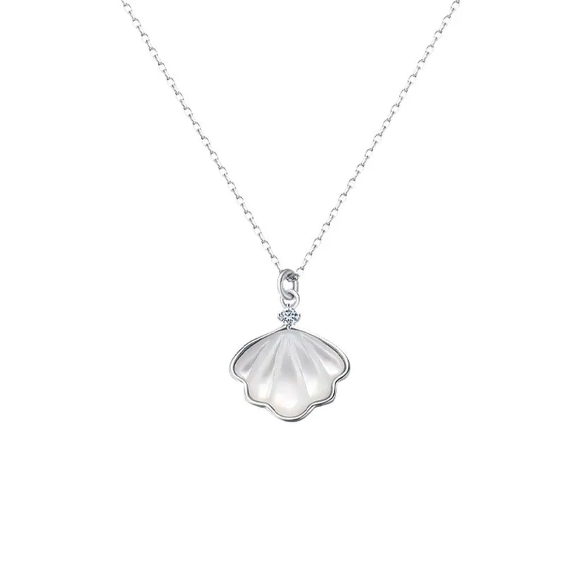 Diamond-Encrusted 'One Shell' Necklace, Fashionable Niche Versatile Women's Collarbone Chain, Minimalist 'Lifetime' Mother-of-Pearl Pendant
