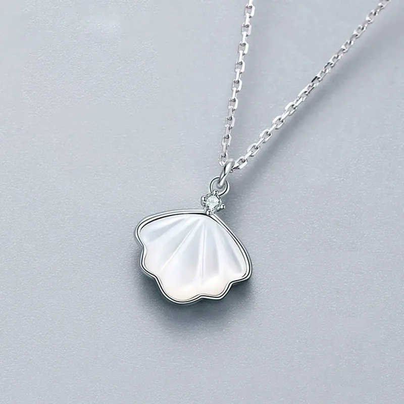 Diamond-Encrusted 'One Shell' Necklace, Fashionable Niche Versatile Women's Collarbone Chain, Minimalist 'Lifetime' Mother-of-Pearl Pendant
