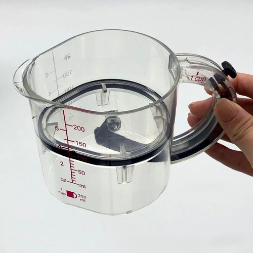 All-in-one adjustable measuring cup