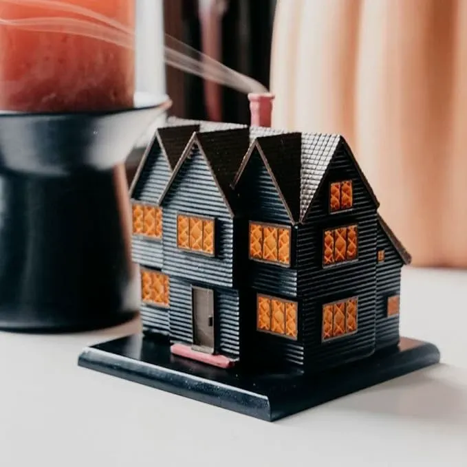 Salem Massachusetts Witch House Incense Burner - Halloween & Christmas Decoration House Ornament（Contains 2 incense sticks）