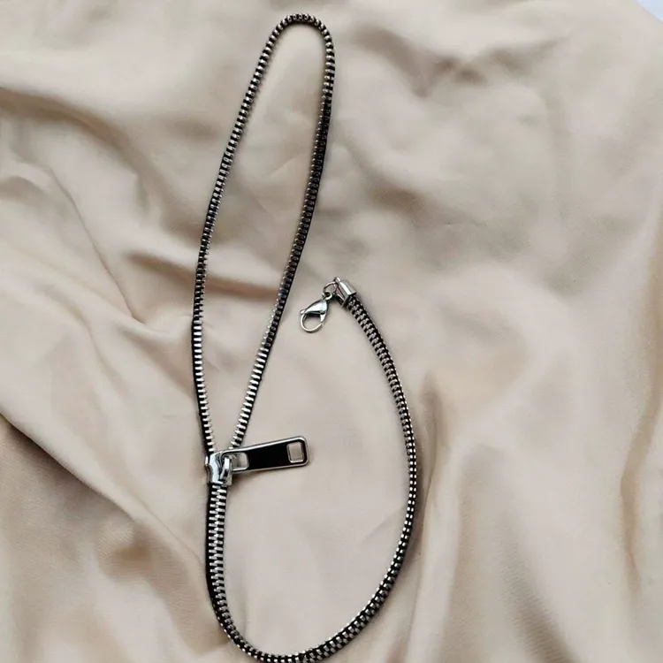 Niche Designer Double-Way Zipper Collarbone Necklace  New Couple's Luxury Minimalist Statement Layered Chain Collar