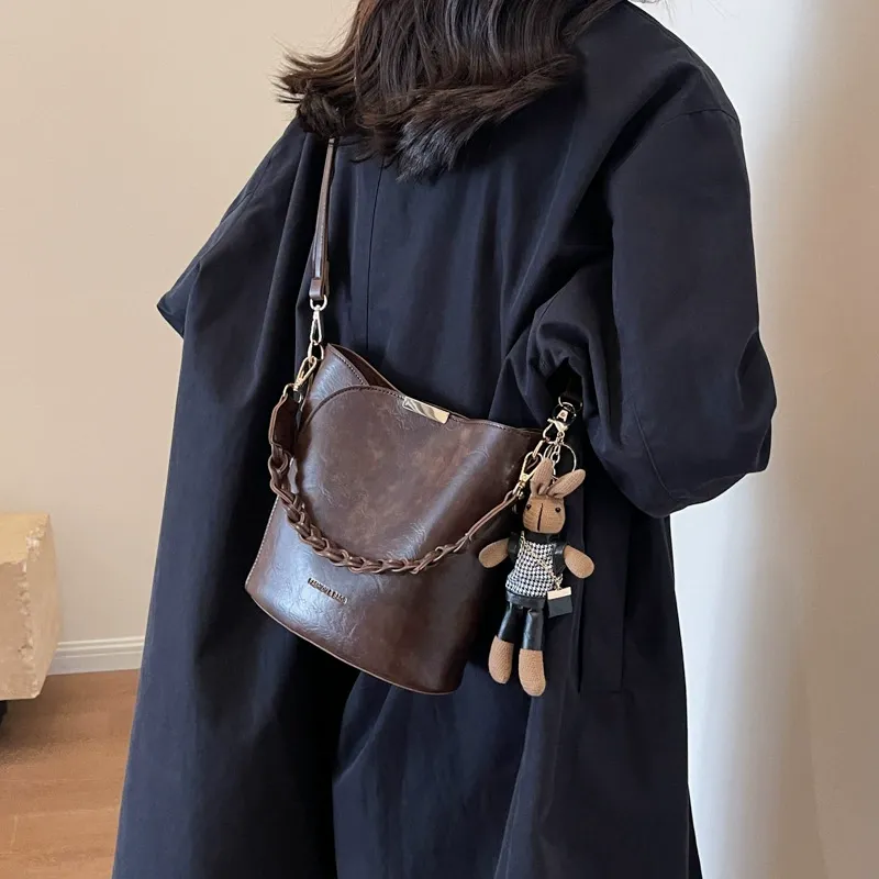 New Women's Bag for Commute - Retro Niche Design  Exquisite High-End Versatile Crossbody Bag  Hot-Selling Bucket Bag with Top Handle