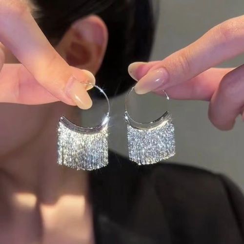 Chic Circle Tassel Hoops: Minimalist, High-End, Niche-Design Aesthetic