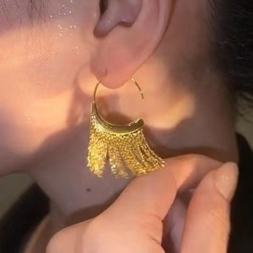 Chic Circle Tassel Hoops: Minimalist, High-End, Niche-Design Aesthetic