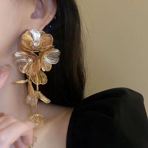 Vintage Floral Dangle Earrings – Elegant Bloom Drop Earrings with Delicate Fringe | Retro Statement Jewelry, Timeless Feminine Elegance