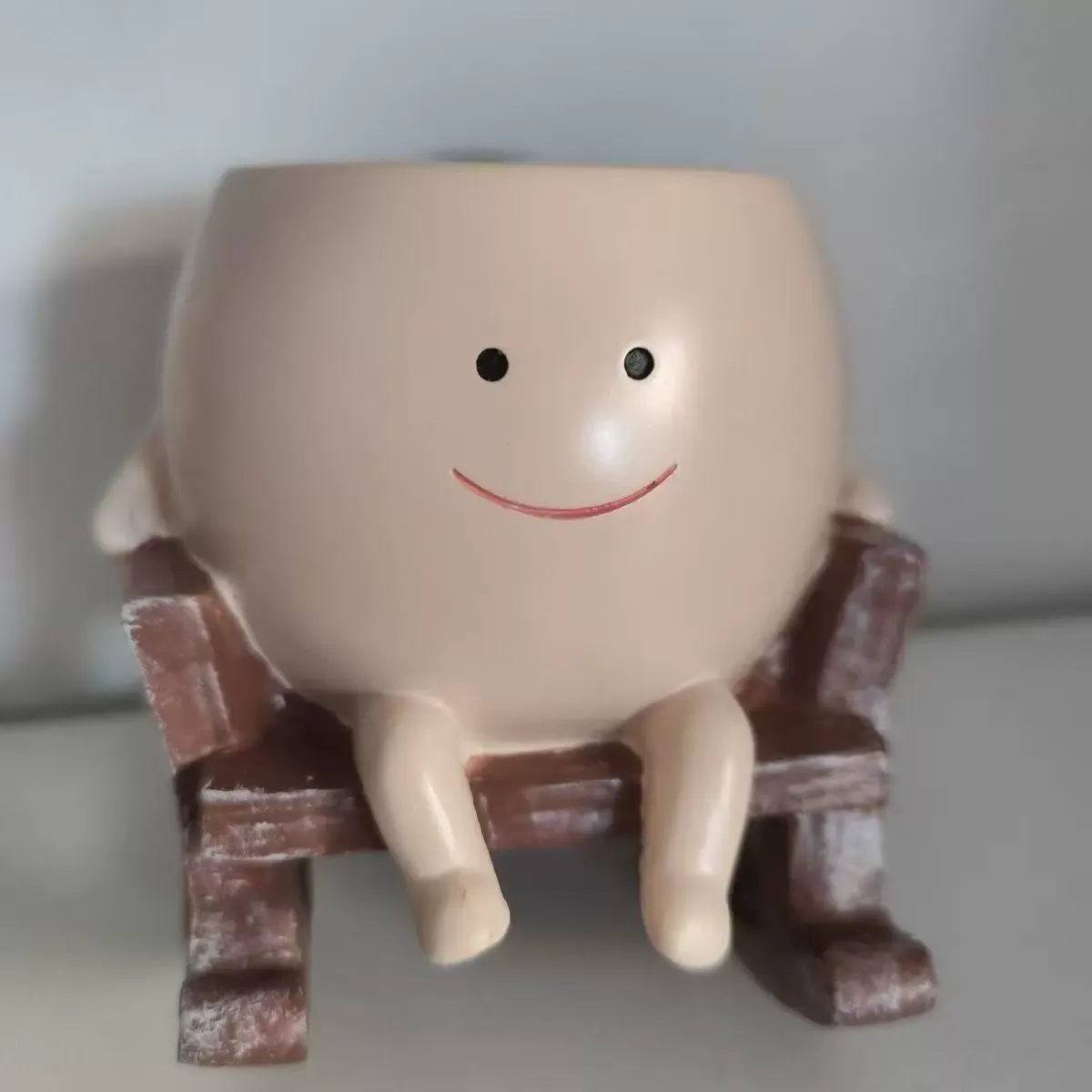 Small rocking chair with a smiling face, creative little flower pot — cute, perfect for succulents, suitable for balcony, indoor, or garden use.