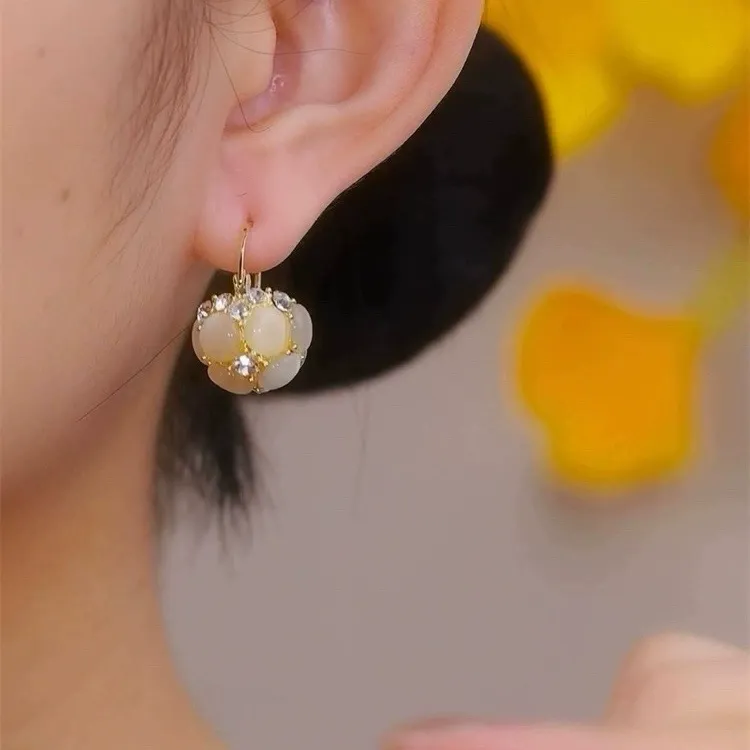 High-end Cat's Eye Stone Small Basket Ear Clips — Designer Elegance and Versatile Earrings