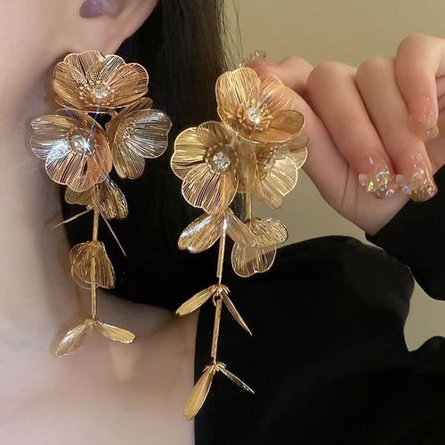 Vintage Floral Dangle Earrings – Elegant Bloom Drop Earrings with Delicate Fringe | Retro Statement Jewelry, Timeless Feminine Elegance
