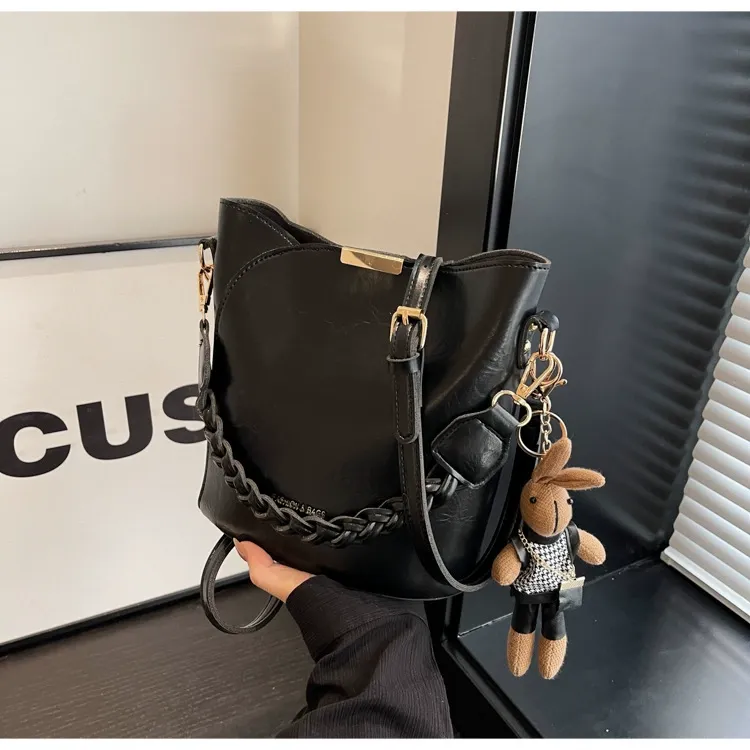 New Women's Bag for Commute - Retro Niche Design  Exquisite High-End Versatile Crossbody Bag  Hot-Selling Bucket Bag with Top Handle