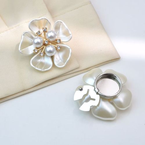 Petal-shaped button flap, clothing accessories
