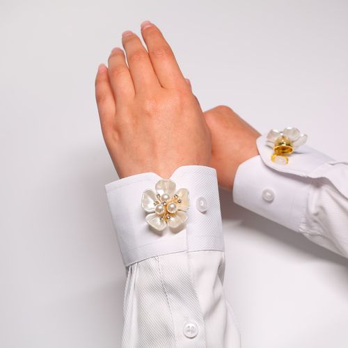 Petal-shaped button flap, clothing accessories